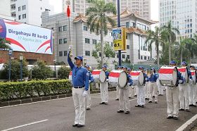 '天國樂團從中使館前啟程'