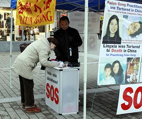 當地居民簽名支持法輪功學員反迫害