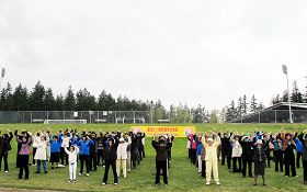 五月八日，法輪功學員在本那比市（Burnaby）中央公園集體煉功