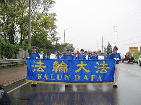 多倫多天國樂團冒雨參加多倫多密市豐收節遊行，等待出發