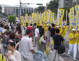 '遊行隊伍行至終點自由廣場前，吸引許多遊客（包括大陸、日本及歐洲的遊客）及到廣場休閒的台北市民'