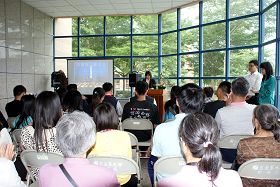 國立東華大學法輪大法社在東華大學人社二館舉辦為期七天的「正法之路攝影展」