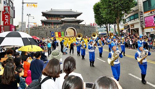 '法輪功方陣初登場便受到市民們的熱情歡迎'