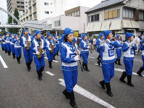 圖1-2：法輪大法天國樂團的演奏雄壯有力。