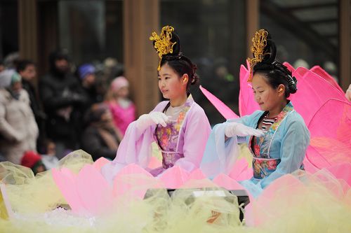 圖三：花車上坐在蓮花中打坐的法輪功小弟子。