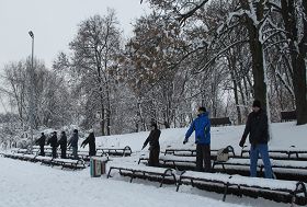 波蘭大法弟子元月初一（二月十日）在華沙幸福公園煉功。