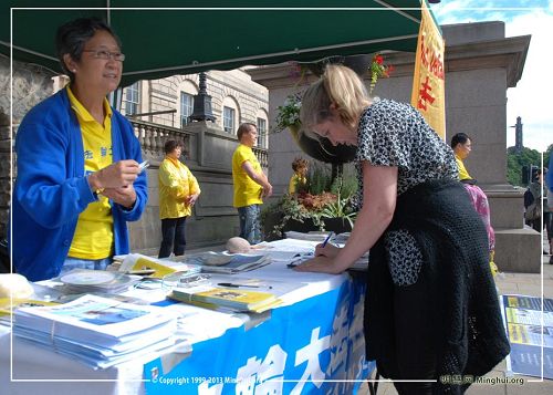 '人們在徵簽表上簽字反對活摘法輪功學員器官'