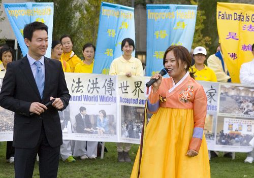 圖：韓國女學員介紹勸中國人退黨的經歷