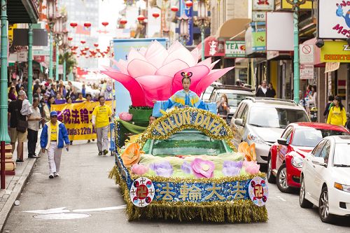 圖：法輪功學員的大遊行帶給舊金山中西方人士心靈震撼