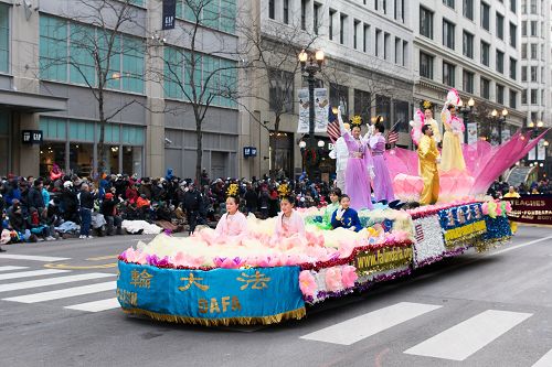 法輪功學員精心組裝的功法表演花車