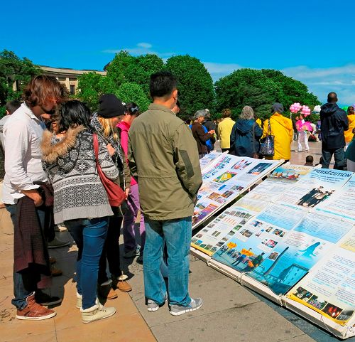 圖6-7：廣場上的中西方民眾觀看展板，了解中共迫害法輪功的真相。