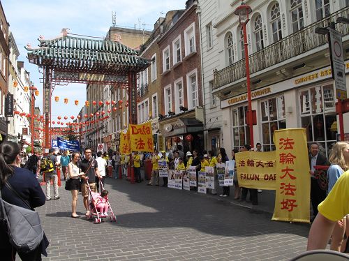 二零一四年七月十二日，法輪功學員在倫敦唐人街展示法輪大法美好、講真相