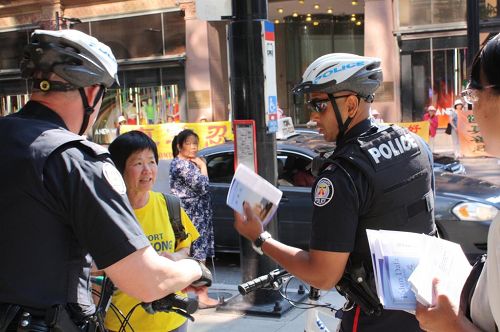 圖9：警察接過真相資料，表示回去好好看看。