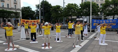 圖1，七月十九日上午，在斯德哥爾摩北城廣場（Normalmstorget）法輪功學員集會，紀念法輪功反迫害十五週年