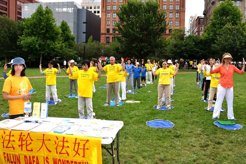 二零一四年七月十九日，費城法輪功學員在美國國家獨立歷史公園舉行反迫害活動，傳播法輪功的美好，揭露中共的邪惡，同時呼籲中國同胞退出邪黨及其組織，各界幫助制止迫害。