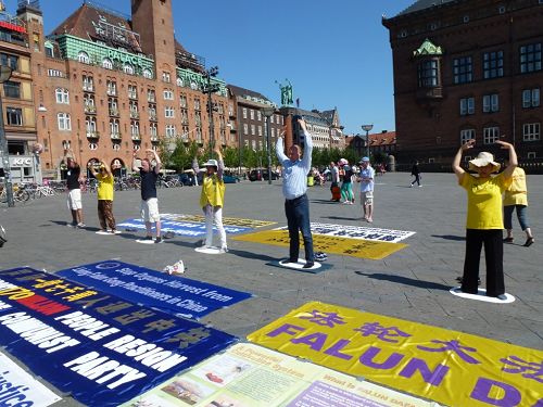 學員們在市政廳廣場上拉開橫幅和展板，並展示功法