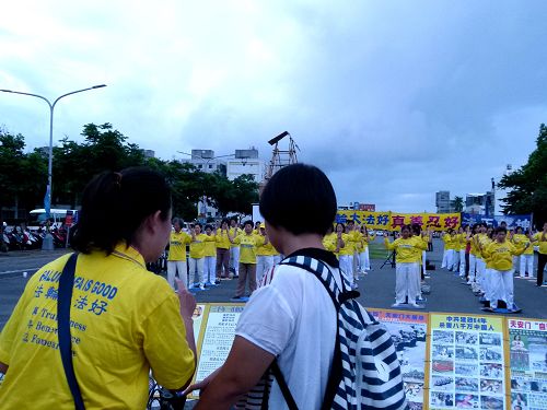 8，民眾觀看展板，了解法輪功真相