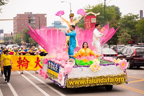 圖2：由巨型蓮花打造的法輪功功法演示花車