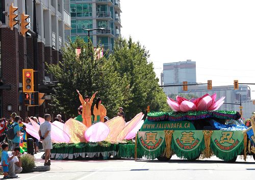 圖4：法輪功學員的「真善忍」花車和功法展示讓民眾感受到「祥和、美好、寧靜」。