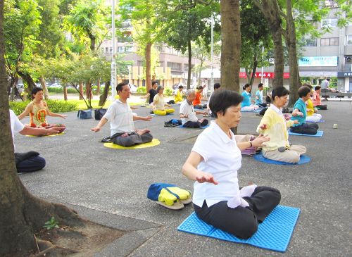 圖11：法輪功學員集體煉功─神通加持法