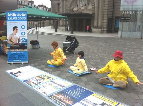 圖：愛丁堡藝穗節皇家大道旁展示功法