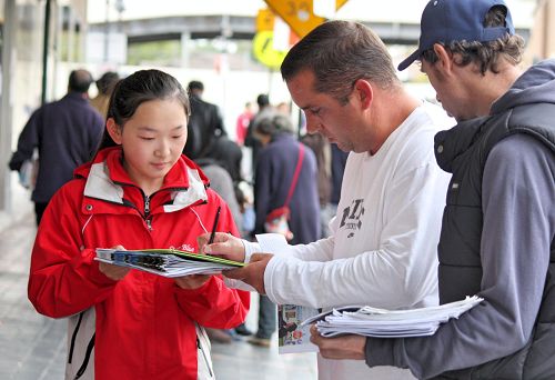 明真相的當地民眾簽名支持法輪功反迫害