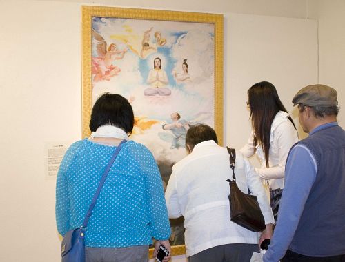 圖4：觀眾在觀賞真善忍美展