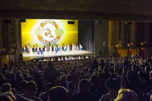 圖12：二零一五年一月十四日晚，神韻世界藝術團在滿場觀眾的掌聲和讚歎聲中落下帷幕。