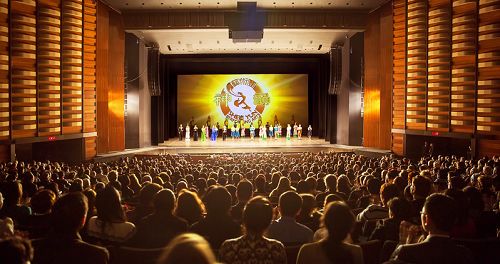 二零一五年一月二十一日至二十五日，美國神韻國際藝術團在加拿大多倫多索尼表演演藝中心（Sony