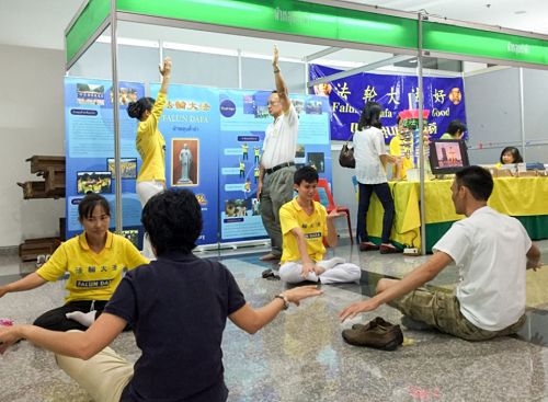 圖4-6：有緣人當場學煉法輪功