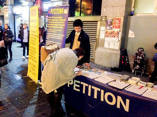 圖3：二零一五年十一月七日，來自保加利亞的安東尼婭女士和丈夫來到唐人街真相點，在譴責中共活摘法輪功學員器官罪行的徵簽表上簽名。