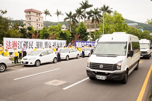 在王憲魁一行人前往故宮博物院路上，法輪功學員抗議聲浪不斷，責令王憲魁立即停止迫害法輪功。