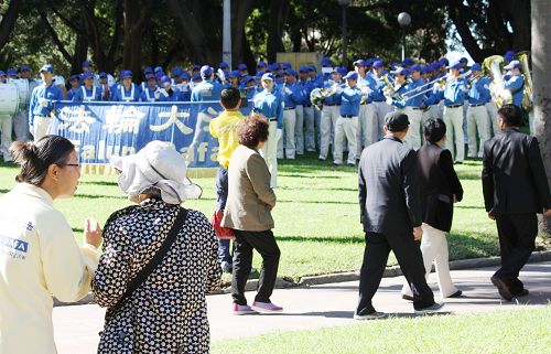 中國大陸華人遊客被天國樂團的音樂吸引駐足觀看