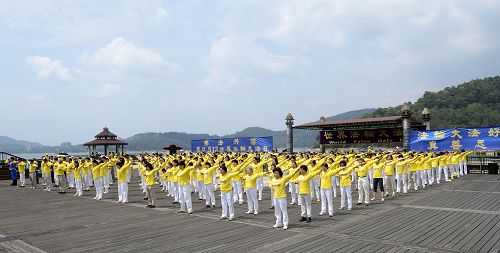 整齊、莊嚴的集體煉功，向人們展示大法的殊勝美好。