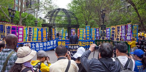 圖1：八千法輪功學員在聯合國達格•哈瑪紹廣場公園舉行集會