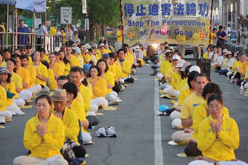 圖1-2：法輪功學員在紐約中領館前抗議中共迫害