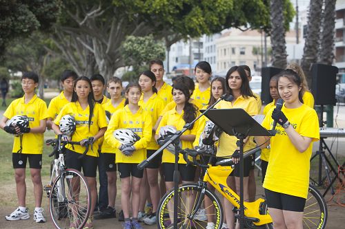 隊長Annie Chen（右）向到場支持的民眾介紹「騎向自由」(Ride to Freedom) 少年單車隊隊員。