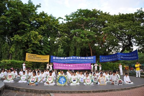 圖3：傍晚，學員進行蠋光夜悼，悼念被中共迫害致死的法輪功學員，並呼籲制止迫害。