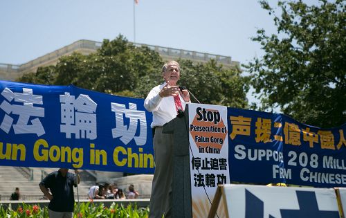 德州國會眾議員特德﹒坡(Rep. Ted Poe) 二零一五年七月十六日在法輪功學員於美國首都華盛頓國會山西草坪的集會上演講