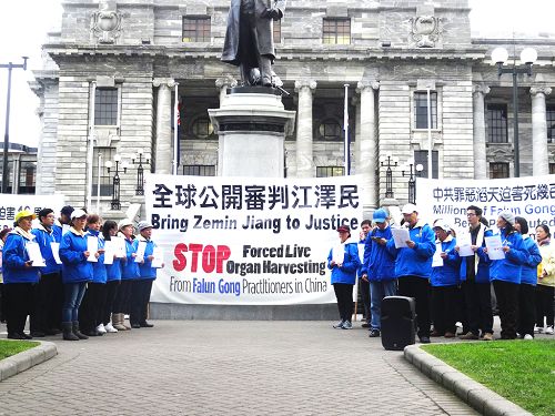 圖：法輪功學員在惠靈頓國會大廈前集會，揭露中共的迫害