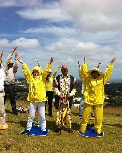 二零一三年，Amato 酋長看望屬地奧克蘭著名地標景點Mt Eden 山上講真相的法輪功學員