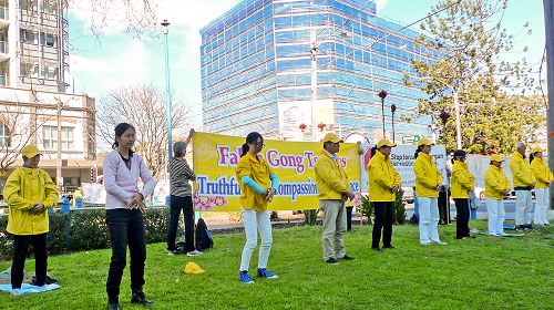 圖7：在活動中，法輪功學員還向民眾展示了法輪功的功法。