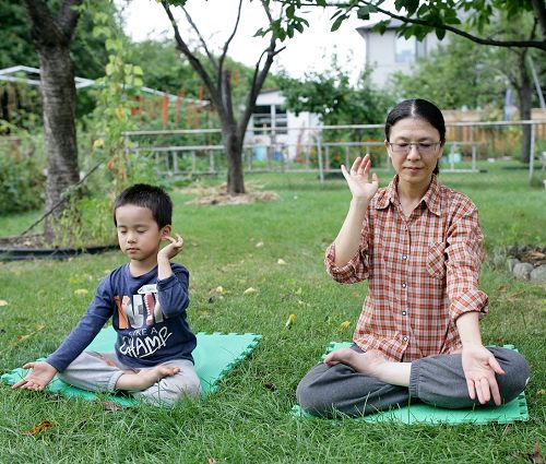 圖2：擺脫乳癌憂鬱困擾獲新生的林雪和兒子在後院打坐。