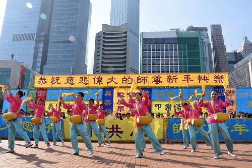 圖5. 法輪功學員表演喜慶的腰鼓舞，恭祝師父新年快樂。