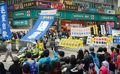 圖9及圖10 . 法輪功學員的遊行隊伍吸引民眾圍觀及拍照。