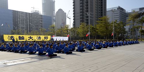 二零一六年元旦，台中市法輪功學員在市政府廣場上煉功