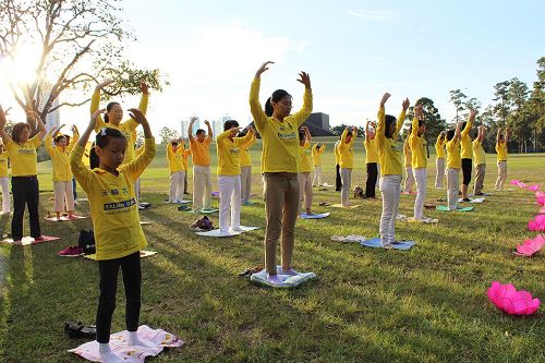 '圖1～4：休斯頓法輪功學員在著名的荷門公園集體煉功'