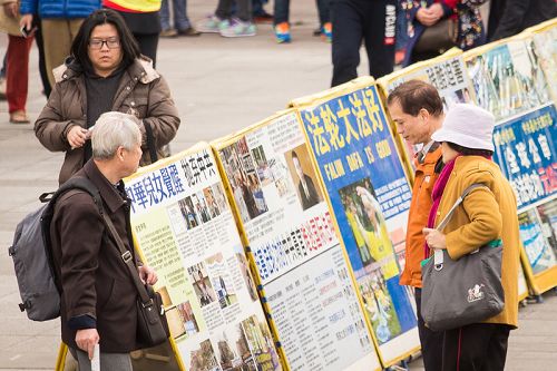 圖5-6：與此同時，學員們在活動現場擺放了真相展板，吸引眾多民眾與國外遊客、尤其是中國大陸遊客駐足觀看。