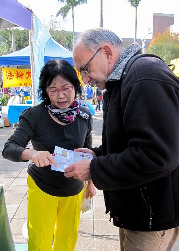 圖7-8：外國遊客詢問如何學煉法輪功。