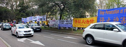 圖1-3：法輪功學員在中使館前紀念四二五，和平反迫害。